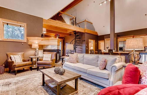 Historic District House | Ridge Street Cottage: Pet-Friendly, Hot Tub, Steps from Main St, Downtown