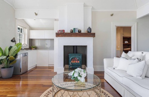 Church Point Cabin | Ridgedale Cottage, Bayview. The perfect romantic retreat!