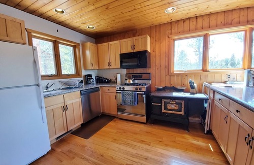 Allenspark House | Ridgeview- Charming two-story house in the heart of Meeker Park!
