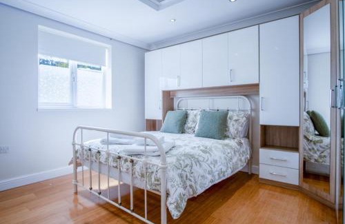 Tenby House | Ridgeway Hideaway - 1 Bedroom Holiday Home - Manorbier