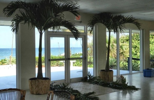 Hutchinson Island South House | Right Direction Rentals Breezy Cottage