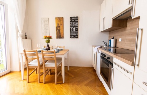 Funfhaus Apartment | Right near Schonbrunn palace/zoo