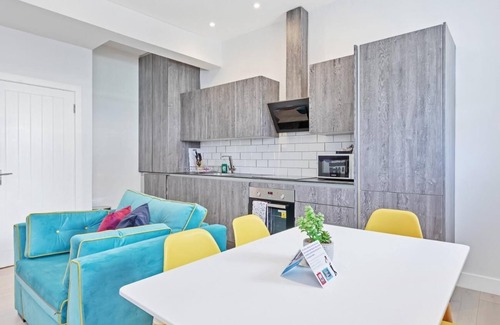 Montpelier Apartment | Right On : Bright On Apartment 1F | By My Getaways