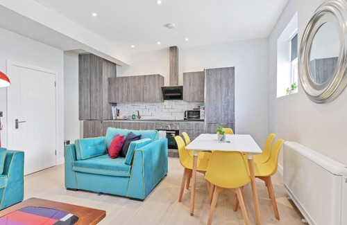 Montpelier Apartment | Right On : Bright On Apartment 1F | By My Getaways