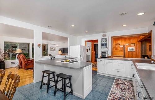 Blue River House | Right on the McKenzie - Pickleball Court
