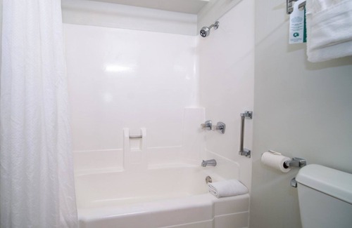 Kahului Hotel | Right on the Water! 4 Great Units, Pets Allowed, Steps to Ho’aloha Park Beach!