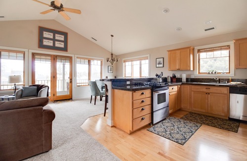 Sisters Condo | Riley`s Mt View Condo near downtown Sisters, community pool & spa