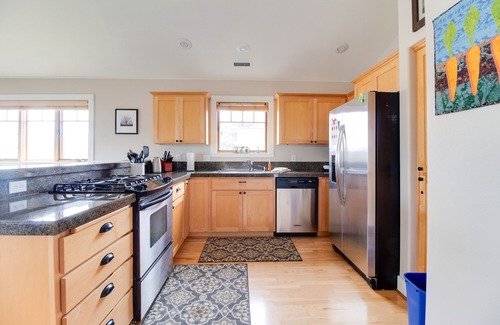Sisters Condo | Riley`s Mt View Condo near downtown Sisters, community pool & spa