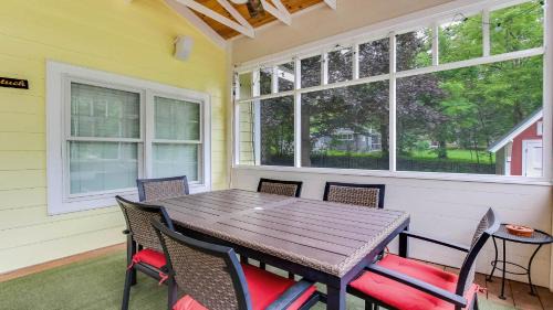 Saugatuck House | Rise n Shine