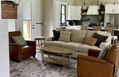 Kyle House | River Access | Firepit | BBQ | Sleeps 11