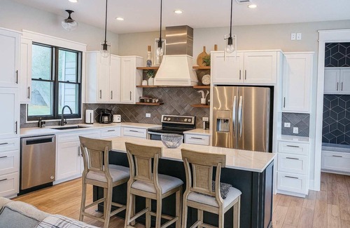 Kyle House | River Access | Firepit | BBQ | Sleeps 11