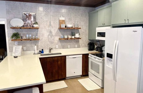 Kyle House | River Access | Firepit | BBQ | Sleeps 11