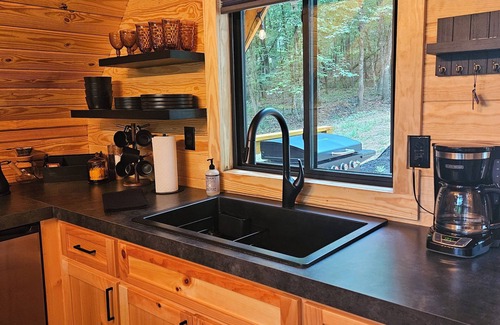 Dewy Rose Cabin | River cabin nPrivate, Scenic A-frame,Nigerian dwarf goats n