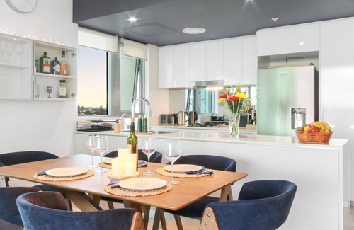 Hamilton Apartment | River + City Views. Unit 4kms from Airport and City