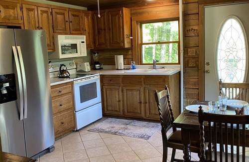 Creston House | River Front Cabin with Cozy Comfort and Mountain View