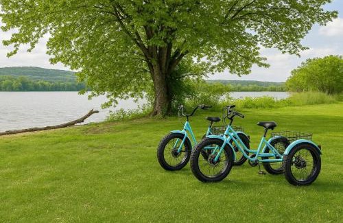 East Haddam House | River Front Home Good for Family and Groups