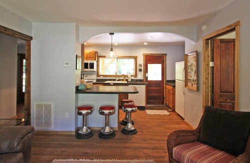 Dolores House | River front retreat-5 minutes from Dolores, 1 hour from Telluride