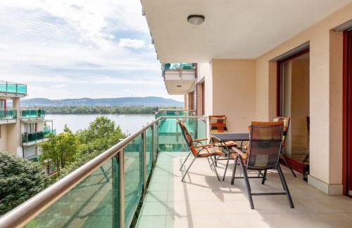 Vizafogo Apartment | River View - Sunny - Comfy