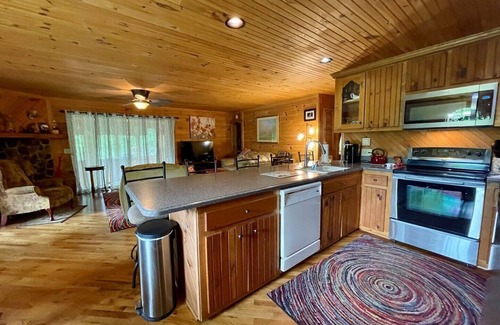Crumpler Cabin | RiverAccess,Pet Friendly,Mtn & River Views,PoolTable,Fireplace,WIFI,porch/deck