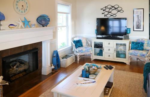 Hobucken House | Riverfront Aurora Home with Deck and Private Pier!