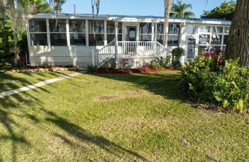 Crescent City House | Riverfront Boaters Paradise - Dock w Lifts
