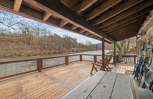 Dillsboro Cabin | Riverfront Cabin, Mountain Views, Fishing, and Rafting!