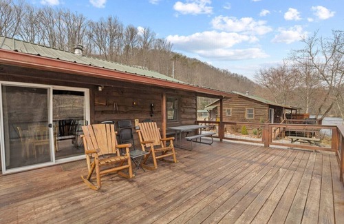 Dillsboro Cabin | Riverfront Cabin, Mountain Views, Fishing, and Rafting!