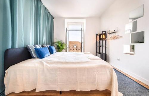 Santo Estevao Apartment | Riverfront Elegance 41br Spacious Retreat
