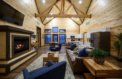 Golden Cabin | Riverfront/HeatedPool/GameRoom/Kayak/Tube