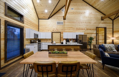 Golden Cabin | Riverfront/HeatedPool/GameRoom/Kayak/Tube