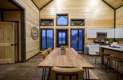 Golden Cabin | Riverfront/HeatedPool/GameRoom/Kayak/Tube