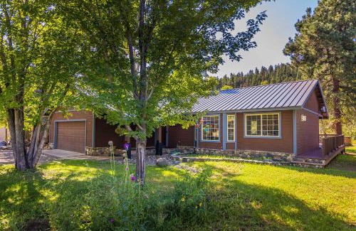 San Juan River Village House | Riverfront Home with Hot Tub about 19 Mi to Wolf Creek!