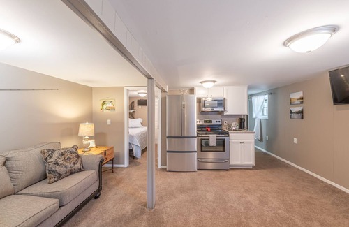Bluff City House | Riverfront- Lower Unit | Dock | Smart TV | Wi-Fi