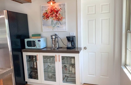 Momence House | Riverfront Oasis: Parks+ Kayaks+Relaxation Await!