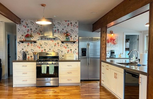 Momence House | Riverfront Oasis: Parks+ Kayaks+Relaxation Await!