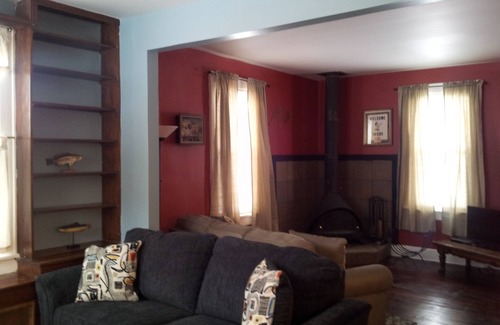 Monticello House | Riverfront Ski & Fishing retreat, steps from the slopes!