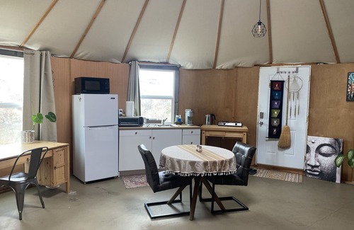 Buhl Apartment | Riverfront Yurt w/Hot Tub Near Hot Springs, Hiking & Kayaking