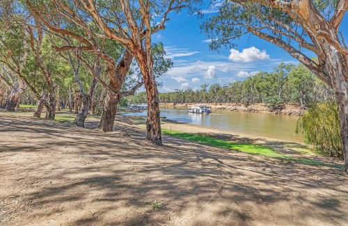 Moama House | Riverlyne - Riverfront Holiday Home