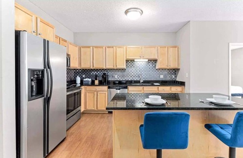 West Seventh Apartment | RiverNest 2BR | 2 Queens+ Xcel Arena +Free Parking