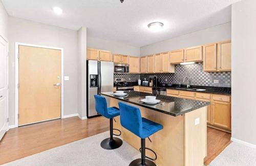 West Seventh Apartment | RiverNest 2BR | 2 Queens+ Xcel Arena +Free Parking
