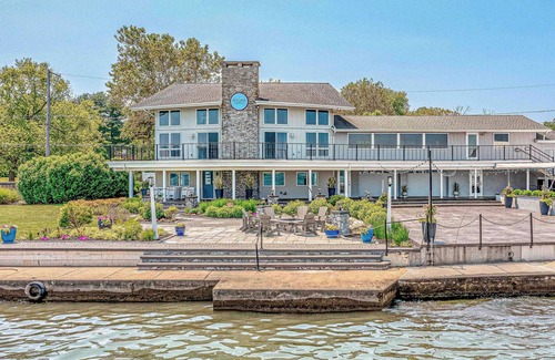 Wrightsville House | Rivers Edge Unique Kids Playroom + Stunning Water Views + Hot Tub