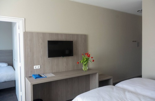 Ooij Hotel | Riverside Adventure Hub: Hike, Bike, Relax and Explore Vibrant Nijmegen Easily