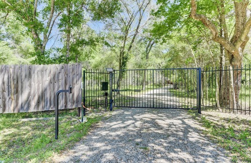 Damon House | Riverside country retreat with easy access to all that Houston has to offer