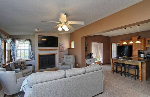 Teeds Grove House | Riverside cozy 4-bedroom house in charming Sabula with WiFi, AC