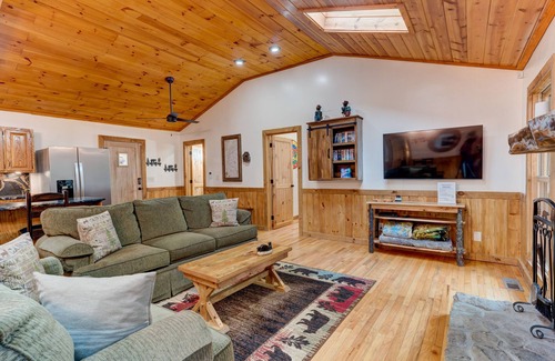 Cashes Valley Cabin | Riverside-Dog Friendly-Fenced Yard-King Suites-Hot Tub-10 Minutes to Downtown