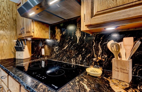 Cashes Valley Cabin | Riverside-Dog Friendly-Fenced Yard-King Suites-Hot Tub-10 Minutes to Downtown