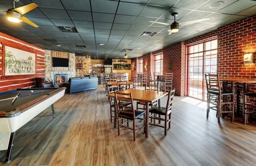 Moline Hotel | Riverside Getaway in Moline! Next to the Mississippi Bridge, 2 Pools