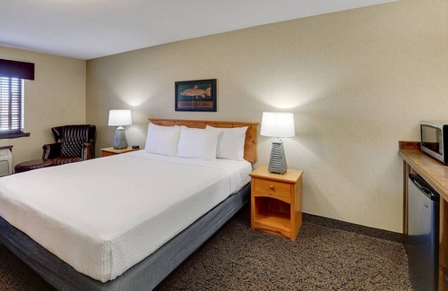 Moline Hotel | Riverside Getaway in Moline! Next to the Mississippi Bridge, 2 Pools