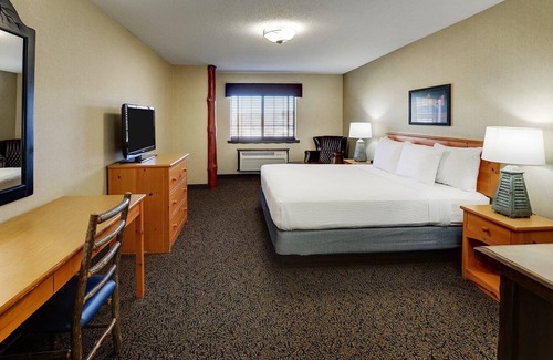 Moline Hotel | Riverside Getaway in Moline! Next to the Mississippi Bridge, 2 Pools