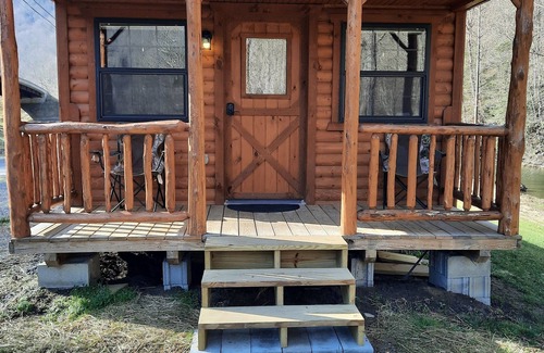 Corinne Cabin | Riverside log cabin in WV- 5 min from Pinnacle Creek Connector